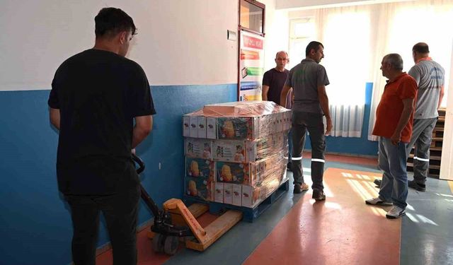 Kemer'de kırtasiye malzemelerinin dağıtımı devam ediyor