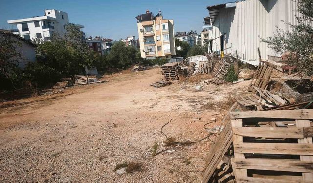 Kepez'de 30 kamyon atık temizlendi: 5 firmaya ceza kesildi