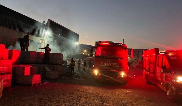 Kırıkhan'da inşaat malzemeleri satan iş yerinde yangın çıktı
