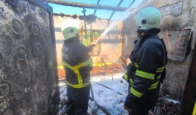 Kırıkhan'da yanan ev kullanılmaz hale geldi