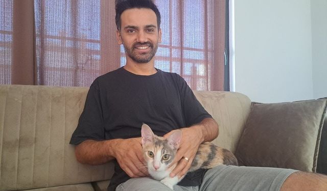 Klimada mahsur kalan kedisini kabloyla bağladığı plaj çantasıyla kurtardı