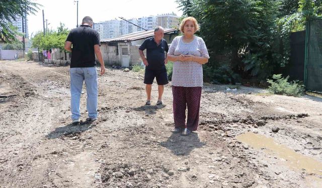 Mahalleliden bozuk yol tepkisi: 'Kağnı geçmeye çalışsa geçemez'