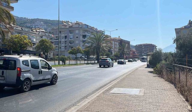 Otomobil yolcu otobüsüne çarptı: 1 yaralı