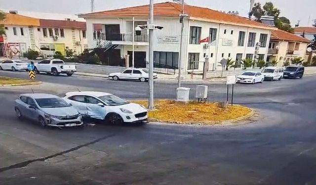 Otomobiller kavşakta çarpıştı, kaza anı güvenlik kamerasına yansıdı:1 yaralı