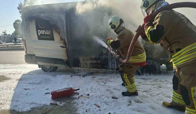 Patlamaların yaşandığı minibüs alevlere teslim oldu
