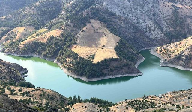 Sarıgüzel Barajı ve çevresindeki dağlar manzarasıyla hayran bırakıyor