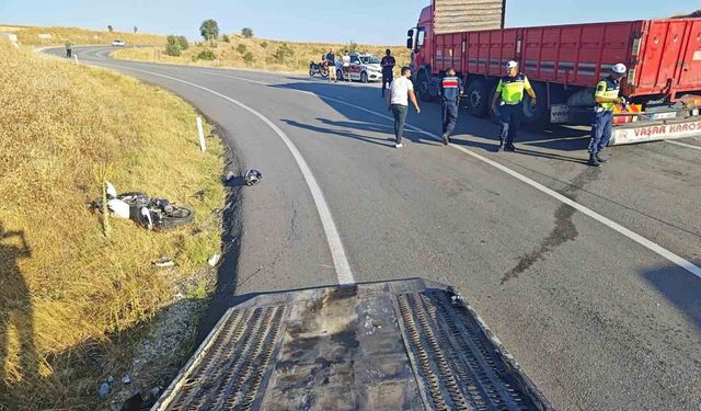 Yalvaç'ta kamyonla çarpışan motosikletli, kaskı sayesinde kazayı ağır yaralanmadan atlattı