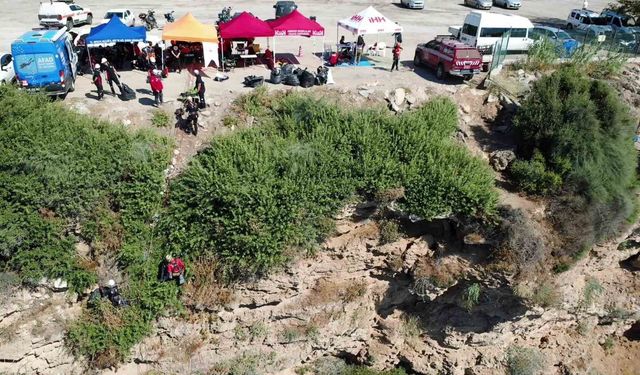 35 metrelik falezlerden halatlarla sarkıp temizlik yaptılar