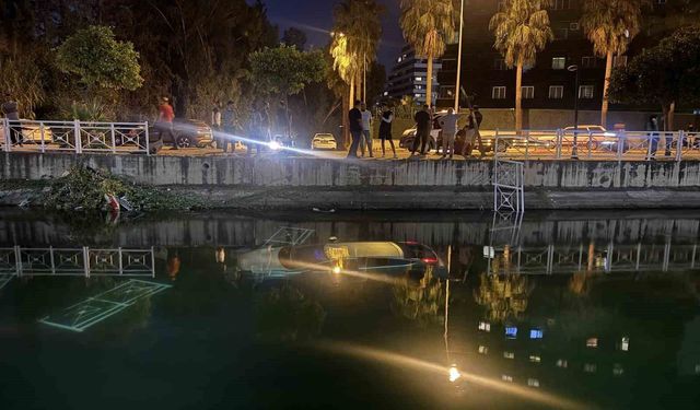 Adana'da otomobil sulama kanalına düştü: Sürücüyü vatandaşlar kurtardı
