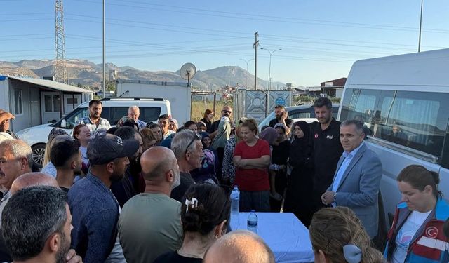 Antakya'da konteynerde yaşayan depremzede vatandaşlara tahliye süreci anlatıldı