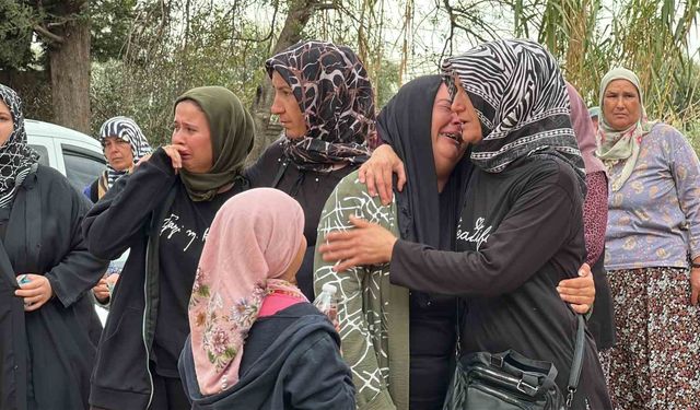 Antalya aile faciasında hayatını kaybedenler yan yana defnedildi, cenazede gözyaşları sel oldu