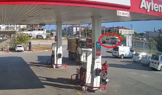Antalya'da kamyonet ile otomobil çarpıştı