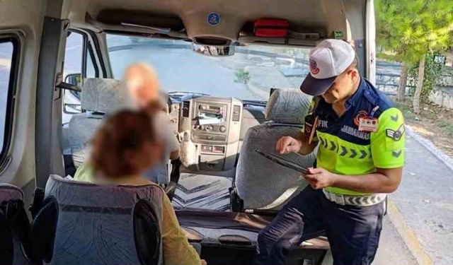 Antalya'da okul servislerine jandarma denetimi: 8 araç trafikten men edildi