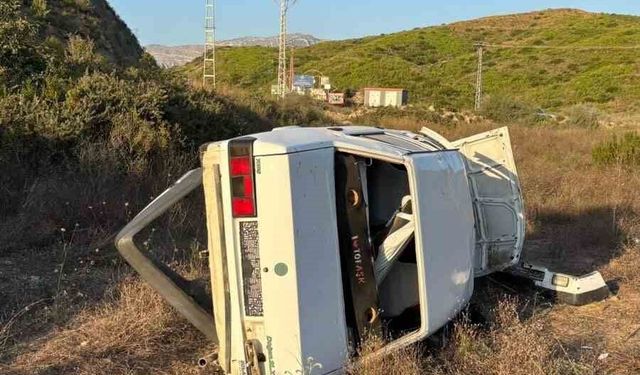 Antalya'da şarampole yuvarlanan aracın sürücüsü yaralandı
