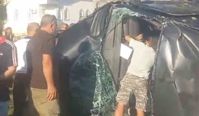 Antalya'da tur minibüsü, kamyonet ve otomobil çarpıştı: 15'i turist 17 yaralı