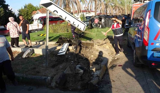 Antalya'da tur minibüsü, kamyonet ve otomobille çarpıştı: 15 yaralı