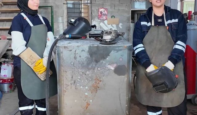 Başkanın 'kaynak yapabilir misiniz' sorusuyla başlayan süreçle birlikte 2 genç kadın belediyede kaynakçı oldu