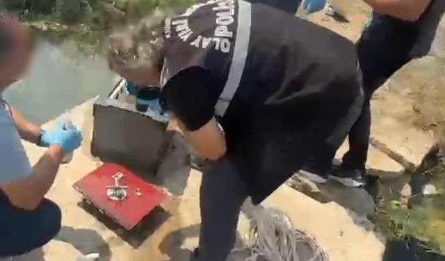 Evden çaldıkları çelik kasaları dereye attılar, altınları motosiklet koltuğuna sakladılar