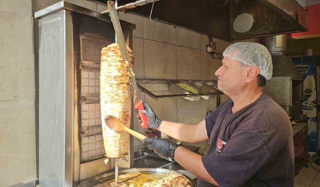 Hatay'da genç girişimci 100 TL'ye döner satıp askıya yemek koyuyor