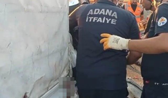 Kamyonet tıra arkadan çarptı: 2 ölü