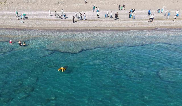 Kemer'de deniz ve sahilde aynı anda temizlik