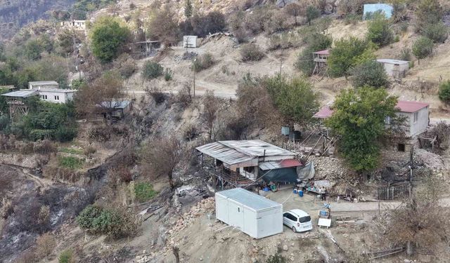 Kozan'daki orman yangınında evleri yanan ailelere konteyner desteği