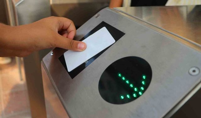 Öğrenci okula giriyor, velinin telefonuna bildirim gidiyor