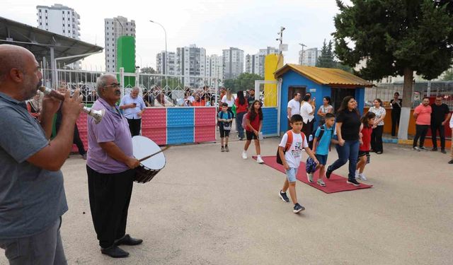 Okula başlayan öğrenciler kırmızı halı ve davul zurnayla karşılandı