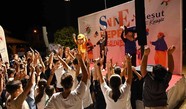 Sahne Kepez Zeytinlik'te çocukların yüzünü güldürdü