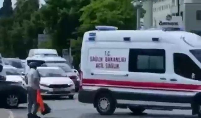 Süpürgeyi bıraktı, üzerinden çıkardığı yeleğini can kurtarmak için salladı