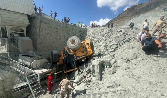 Taş ocağında duvardan devrilen iş makinesindeki işçi öldü