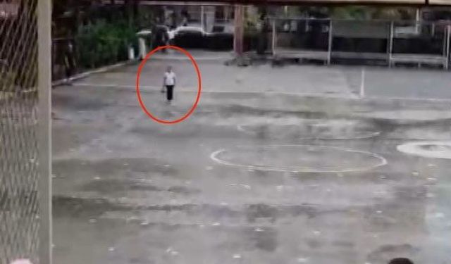 Yağmur altında istiklal marşı okuyan ilkokul öğrencisi takdir topladı