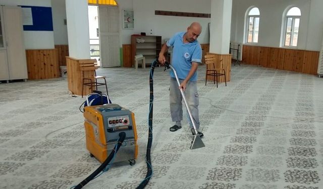 Akdeniz'de ibadethanelerin temizliği düzenli olarak yapılıyor