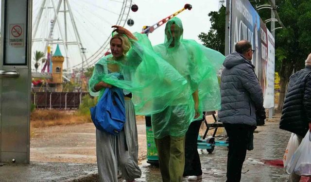 Antalya'da sağanak etkili oldu: Hazırlıksız yakalananlar durak ve üst geçitlerin altına sığındı