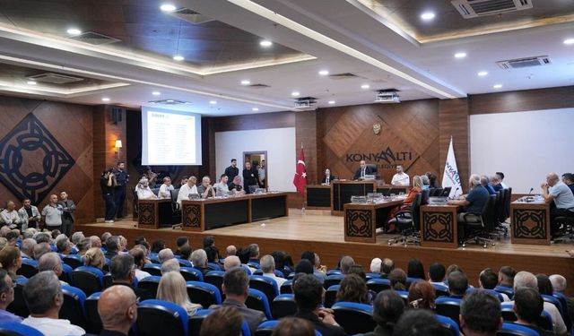 CHP'den istifa eden Konyaaltı Belediye Başkanı Kotan'ın katıldığı meclis toplantısında gerginlik yaşandı