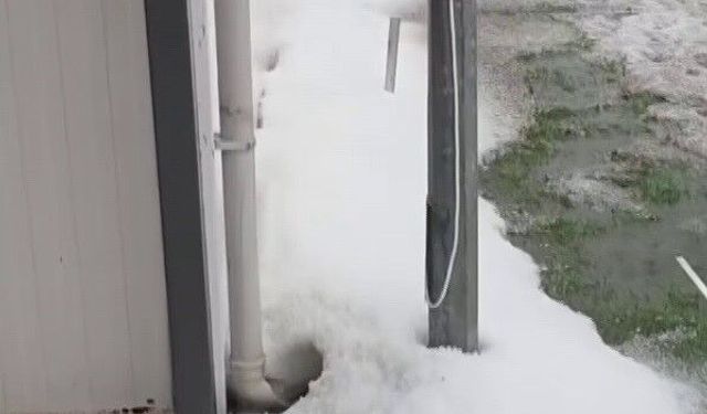 Hatay'da dolu yağışı çevreyi beyaza bürüdü