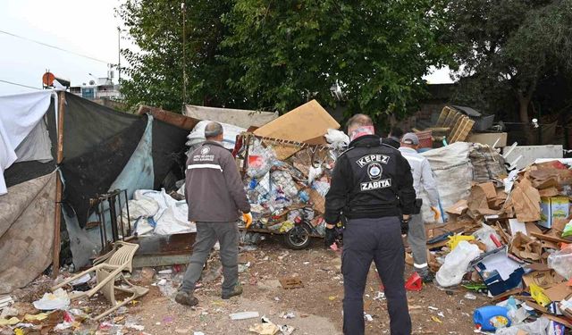 Kepez'de çöp ev operasyonu: 8 kamyon atık çıkarıldı