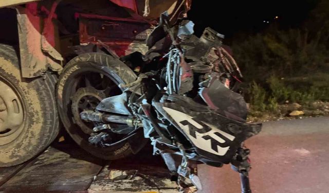 Pikapla çarpışan motosikletin 19 yaşındaki sürücüsü öldü