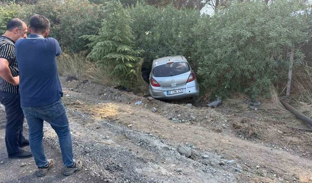 Serik'te kontrolden çıkan otomobil şarampole yuvarlandı