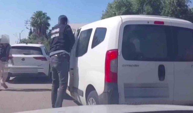 Torbacıların aracının önünü kestiler: 9 kilo skunk ele geçirildi