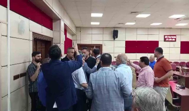 Yüreğir Belediye Meclisi'nde 'satılık' tartışması: CHP'li iki meclis üyesi birbirine girdi