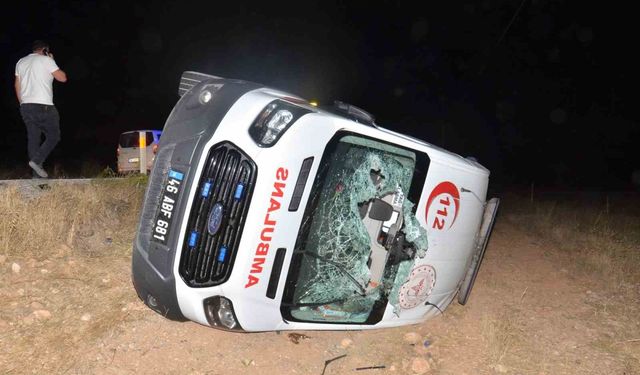 Hasta taşıyan ambulans şarampole devrildi: 5 yaralı
