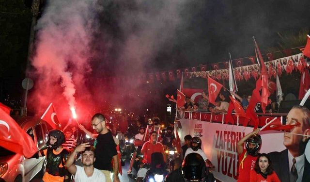 Yenişehirliler zaferin coşkusunu sokaklara taşıdı
