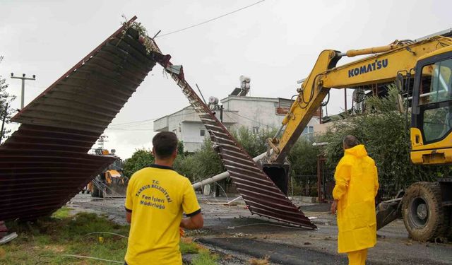 Tarsus Belediyesi yoğun yağış sonrası oluşan tahribata müdahale etti
