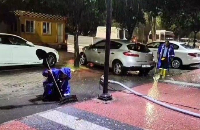 Mersin'de belediye ekipleri taşkın mesaisinde