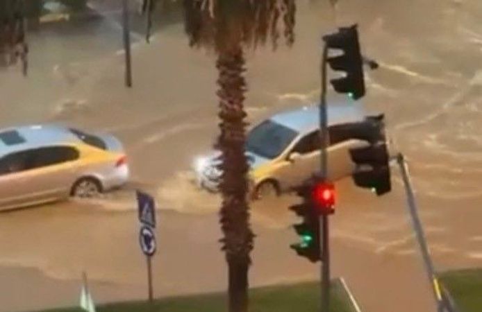 Mersin'de sağanak yağış hayatı olumsuz etkiledi