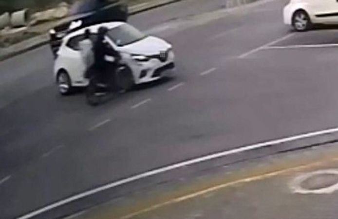 Otomobille çarpışan motosikletteki 2 kişi yaralandı, kaza kameraya yansıdı