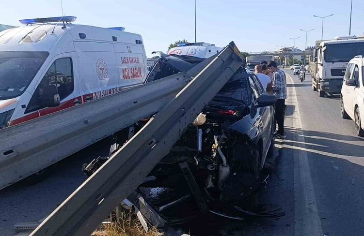 Antalya’da faciadan dönüldü: 3 yaralı