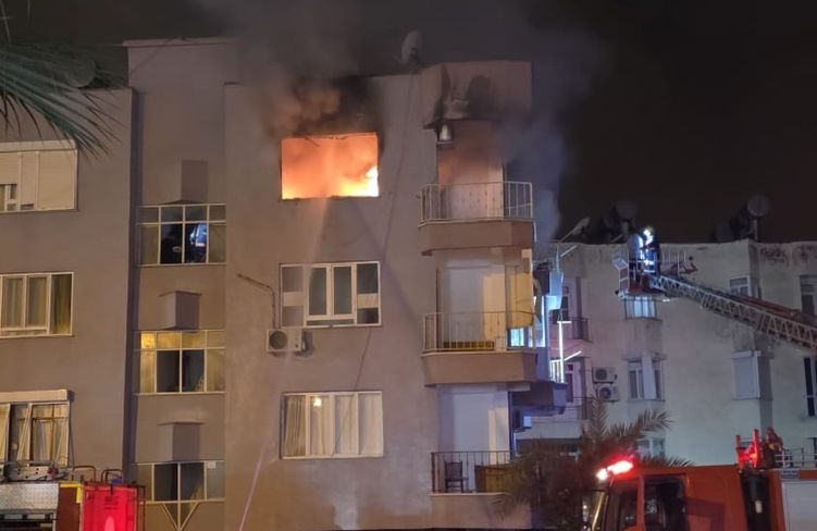 Mersin'de ev alev alev yandı