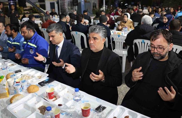 Akdeniz'de birlik sofrası: Kaymakam Şener personelle iftar yaptı